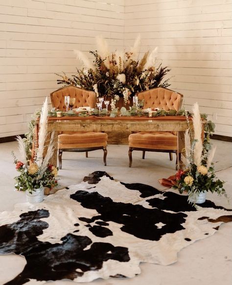 Country Wedding Bride And Groom Table, Boho Western Photo Backdrop, Country Wedding Sweetheart Table, Western Wedding Venue Ideas, Western Wedding Bride And Groom Table, Emerald Western Wedding, Western Theme Wedding Shower Ideas, Outdoor Ranch Wedding Decor, Country Boho Wedding Table Decor