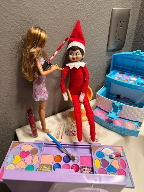 Elf On The Shelf Ideas Im Back Kids, Elf On The Shelf Gifts For Kids, Elf On The Shelf With Barbie, Girl Elf On The Shelf Ideas, Elf And Barbie, Preschool Elves, Elf On The Shelf Pet Ideas, Funny Christmas Card Photo Ideas, Funny Elves