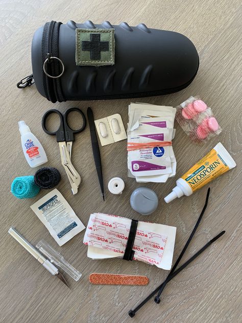 Medkits First Aid, First Aid Kit Aesthetic, First Aid Kit Diy, Tactical Lifestyle, Doctor Equipment, Tactical Sunglasses, Diy First Aid Kit, Medicine Kit, Mini First Aid Kit