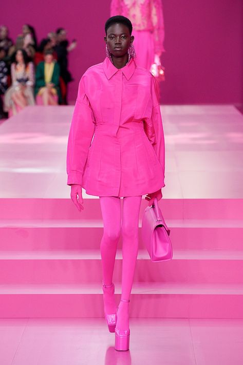 Valentino Fall 2022, Pink Runway, Outfit Inspiration Women, Valentino Fashion, Vogue Russia, Fall 2022, Fashion Show Collection, Pink Fashion, Bright Pink