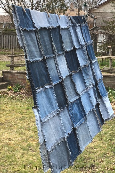 Reuse Old Jeans, Denim Rag Quilt, Denim Quilt Patterns, Artisanats Denim, Jean Projects, Diy Old Jeans, Denim Blanket, Denim Recycle, Jean Quilts