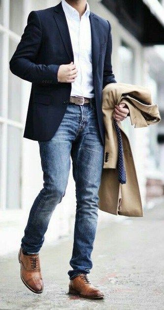 Business Denim Outfit for men with Blazer or suit jacket with white denim and a khakhee overcoat in hand. Casual Chique Stijl, Business Attire For Men, Mens Business Casual, Blazer Outfits Men, Mens Business Casual Outfits, Suits Men Business, Mens Business, Mens Fashion Blazer, Best Dressed Man