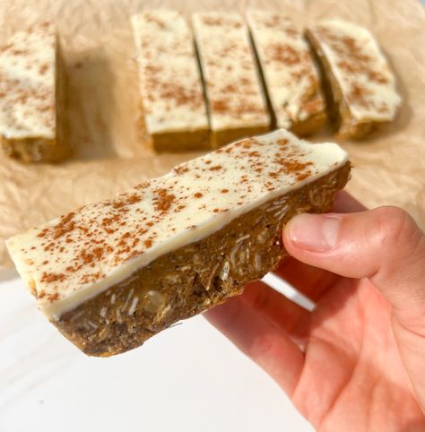 Pumpkin Spice Protein Bars - Calla's Clean Eats Pumpkin Protein Bars, Healthy Protein Bars, Pumpkin Protein, 2b Mindset, Protein Bars Homemade, Homemade Pumpkin Spice, Protein Bar Recipes, Protein Treats, Protein Bites