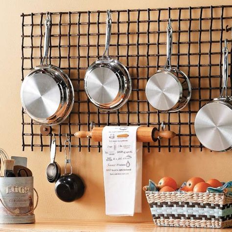 Hanging kitchen wall grid Wall Mounted Pot Rack, Kitchen Utensils Design, Kitchen Wall Storage, Pan Storage, Diy Storage Rack, Kitchen Wall Hangings, Diy Kitchen Storage, Kitchen Upgrades, Pot Rack