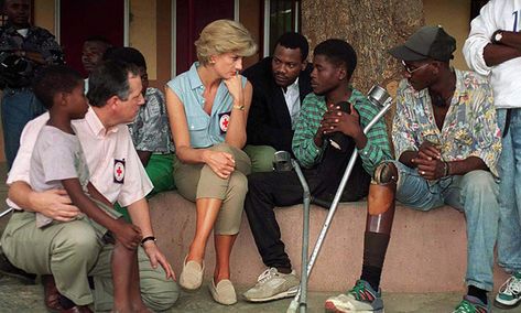 Prince Harry follows in Princess Diana’s footsteps as walks through a minefield in Angola Dodi Al Fayed, Touching Photos, Humanitarian Work, Princess Diana Pictures, Diana Queen, Princes Diana, Teddy Boys, Intimate Photos, Charles And Diana