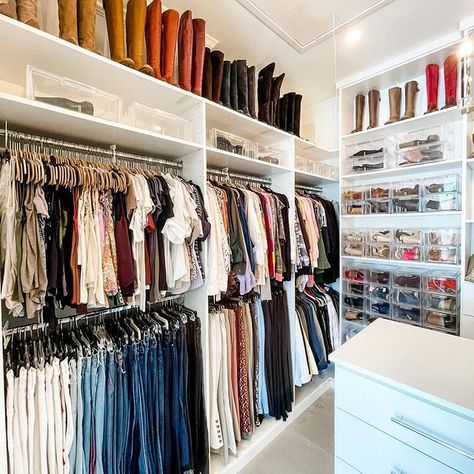 Many Clothes Aesthetic Closet, Clothing Room Ideas, Closet Set Up, Clothes Aesthetic Closet, Belt Organization Ideas, Dream Closet Aesthetic, Tidy Wardrobe, American Closet, Small Closet Shelving