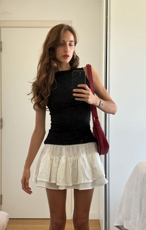 Outfits With White Mini Skirt, Ruffle White Skirt Outfit, White Mini Skirt Outfit Ideas, Black Skirt And White Top Outfit, Fall White Skirt Outfits, Summer Outfits Skirts Short, White Skirt Outfit Ideas Short, Short White Skirt Outfit Summer, Short Skirts Outfits For Summer