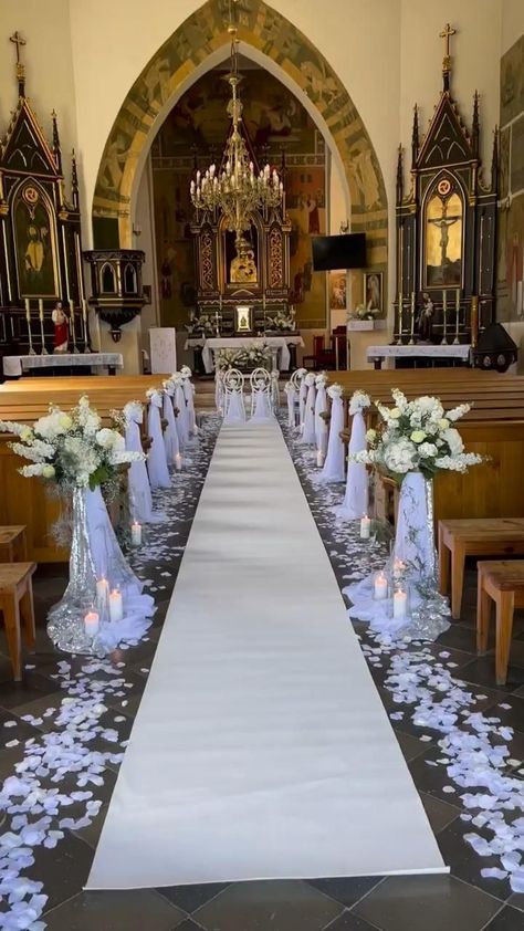 Southern Wedding Flowers, Wedding Chapel Decorations, Church Wedding Decorations Aisle, Simple Church Wedding, Church Aisle Decorations, Church Aisle, Wedding Church Decor, Church Altar Decorations, Church Wedding Flowers