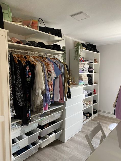 Better Wardrobe Vision Board, Better Outfits Vision Board, Vision Board Wardrobe, Better Cr Dr Aesthetic, Dressroom Ideas, Dressing Aesthetic, Vision Board Categories, Reach In Closet, Big Closets