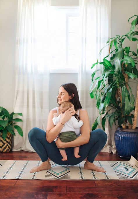 Mommy And Me Yoga, Baby Yoga Poses, Mom And Baby Yoga, Yoga Prenatal, Yoga Baby, Photo Yoga, Yoga Sequence For Beginners, Hard Yoga, Yoga Shoot