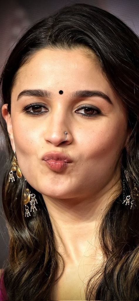 Alia Bhatt Hairstyles, Allu Arjun Hairstyle, Actress Without Makeup, Alia Bhatt, Beautiful Smile Women, Girl Body, An Artist, Long Hair, Piercings