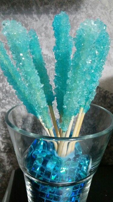 Rock Candy pops blues Pop Rock Candy, Blue Rock Candy, Crystal Food, Coastal Birthday, Blue Snacks, Pretty Candy, Candy Crystals, Crystal Candy, Cute Birthday Ideas