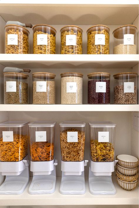 Organization Kitchen Pantry, Breakfast Organization Ideas, Pasta Organization, Fruit Organization, Aesthetic Kitchen Ideas, Pretty Pantry, Glass Jar Pantry Organization, Kitchen Pantry Organization, Organised Pantry Aesthetic