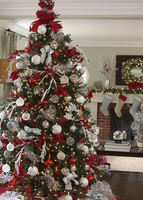 Decorate Your Christmas Tree Like a Pro With These 7 Tips | Balsam Hill Best Christmas Tree Decorations, Decorate A Christmas Tree, Pretty Christmas Trees, Red Christmas Decor, Silver Christmas Decorations, Christmas Tree Decorating Themes, Flocked Christmas Trees Decorated, Gold Christmas Decorations, Themed Christmas