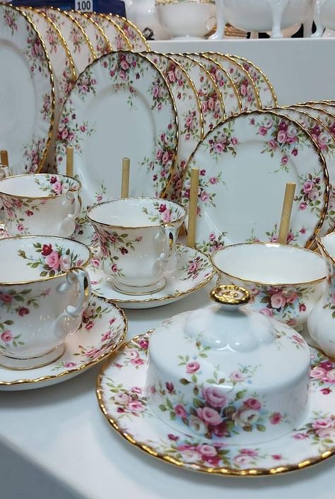 Dinner Set Design, Tea Party Table Settings, Crockery Design, Fine China Dinnerware, Tea Party Table, Tea Cup Collection, Catering Ideas Food, Pretty Tea Cups, Luxury Tableware