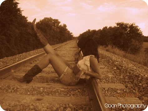 Railroad Senior Pictures, Railway Photoshoot, Train Track Photoshoot, Railroad Track Pictures, Railroad Photoshoot, Track Photoshoot, Track Photography, Train Tracks Photography, Sister Shoot