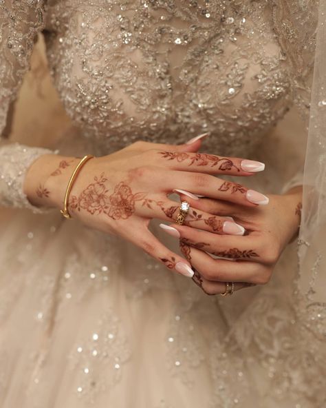 Henna With White Wedding Dress, Mehndi Arabic Design, Minimal Bridal Mehendi, Simple Bridal Henna, Indian Wedding Henna, Henna Engagement, Mehndi Arabic, Wedding Henna Designs, Engagement Henna