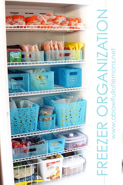 Freezer Organization using Post-It brand notes can make it easy for anyone to find what's needed without having to stand with the door open wasting energy.  See how to organize your freezer via A Bowl Full of Lemons Organized Freezer, Drawer Freezer, A Bowl Full Of Lemons, Bowl Full Of Lemons, Organizing Life, Diy Kitchen Projects, Organized Pantry, Organisation Ideas, Freezer Organization