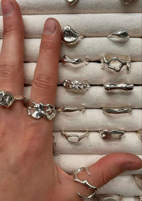 Stainless Steel Rings Unique, Silver Rings Aesthetic Vintage, Silver Rings Aesthetic, Jóias Body Chains, Dope Jewelry, Funky Jewelry, Jewelry Lookbook, Mendoza, Dream Jewelry