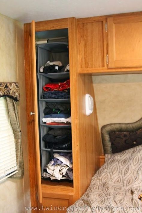 Rangement Caravaning, Rv Hacks Travel Trailers, Camping Ideas For Couples, Camper Storage Ideas Travel Trailers, Camper Organization Travel Trailers, Rv Storage Solutions, Travel Trailer Organization, Trailer Organization, Zelt Camping