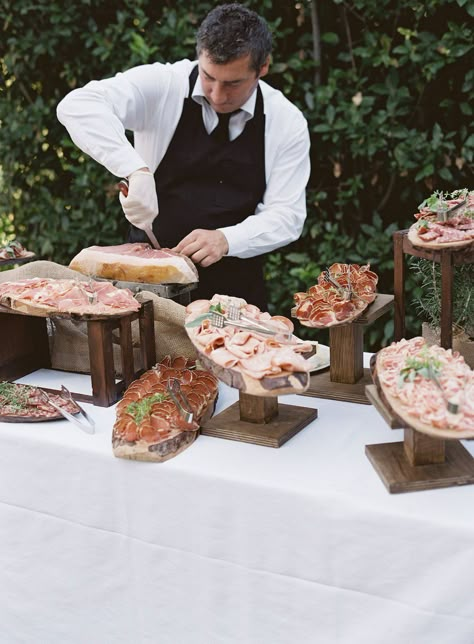 Wedding Sit Down Dinner Food, Fancy Pizza Buffet, Tuscan Wedding Cocktail Hour, Wedding Buffet Italian Food, Italian Wedding Aperitivo, Italian Wedding Reception Food, Tuscan Wedding Food, Italian Wedding Ideas Inspiration, Italian Food Wedding Reception