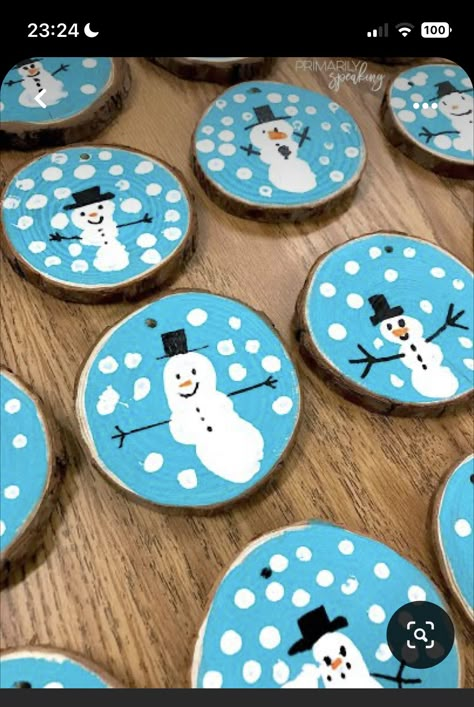 Snowman Crafts Wood Slices, Wooden Circle Snowman Ornament, Diy Ornaments Kindergarten, Wooden Slices Crafts, Christmas Ornaments School Craft, Kindergarten Diy Ornaments, Wood Round Christmas Ornaments Kids, Christmas Ornament Kindergarten Craft, Preschool Snowman Ornaments