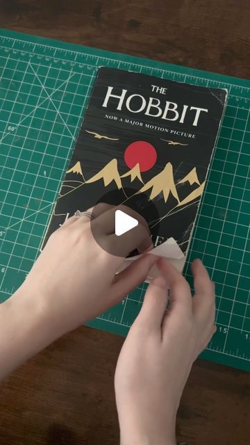 Bind A Book Diy, Bind Book Diy, Book Cover Diy Ideas, Bookbinding Design, Book Binding For Beginners, Book Binding Inspiration, Book Covering Ideas, Cool Book Binding Ideas, Binding Book