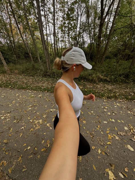 running pics, running selfie inspo, fall runs, outdoor run, fall leaves aesthetic Aesthetic Running Photos, Running Selfie Ideas, Running Pictures Aesthetic, Girl Running Aesthetic, Runs Aesthetic, Running Girl Aesthetic, Aesthetic Running Pictures, Fall Running Outfit, Exercise Pose