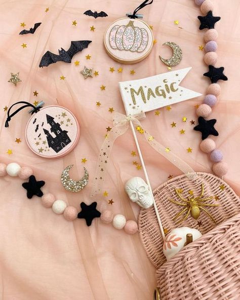 Halloween Flatlay, Pastel Halloween Party, Spring Halloween, Halloween 23, Boo Baskets, Flatlay Ideas, Halloween Post, Halloween Gnomes, Halloween Paper Crafts