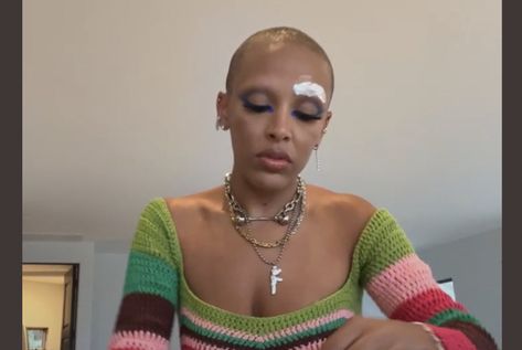 Doja Cat Shaves Head and Razors Off Eyebrows, Speaks on Why She Doesn’t ‘Like Having Hair’ [Video] Shaved Head And Eyebrows, Doja Cat Shaved Head, Shaving Eyebrows, Shaved Eyebrows, Shave Eyebrows, Shave Her Head, Wire Jewelry Making, Beauty Mark, Shaved Head