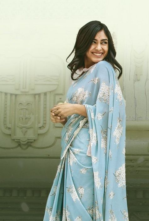 Mrunal Thakur Seetharamam Movie Blouse, Sita Ramam Saree Blouse, Sita Mahalakshmi Sita Ramam, Sita Mahalakshmi Saree, Sita Mahalakshmi Outfits, Seetha Ramam Saree Blouse, Sitaramam Movie Blouses, Sita Ramam Movie Blouse Designs, Mrunal Thakur As Sita