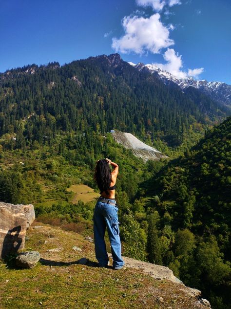 #kasol #kasoldiaries #fitness #bodygoals #himachalpradesh #aesthetic #poses #vibes #hills #prettyvibes Jibhi Himachal Pradesh Outfits, Poses In Hills, Nandi Hills, Aesthetic Poses, Self Pictures, Travel Pictures Poses, Photoshoot Pose, Darjeeling, Portrait Photography Poses