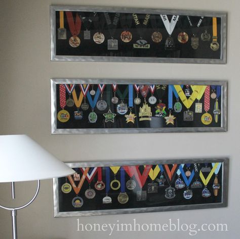 A great way to display running and marathon medals with a tutorial on how to make your own. Display Medals, Medal Display Ideas, Race Medal Displays, Marathon Medal Display, Sports Medal Display, Medals Display, Running Medal Display, Old Trophies, Medal Displays