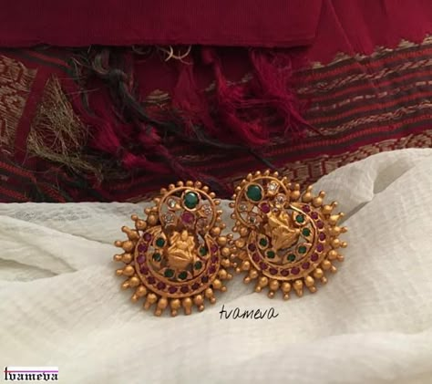 chandbali earrings designs Temple Jewellery Earrings, Small Earrings Gold, Gold Earrings Indian, Temple Jewelry Necklace, Antique Gold Earrings, Gold Pearl Jewelry, Gold Earrings Models, Indian Jewelry Earrings, Gold Earrings Wedding