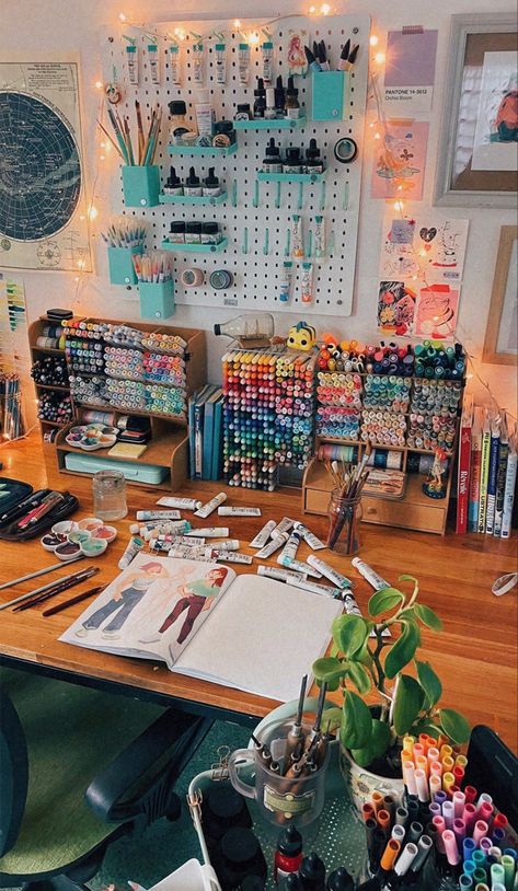 Simple Dorm Room Ideas, Simple Dorm Room, Dream Art Room, Artist Desk, Artist Workspace, Artist Bedroom, Drawing Desk, Art Room Ideas, Art Studio Space