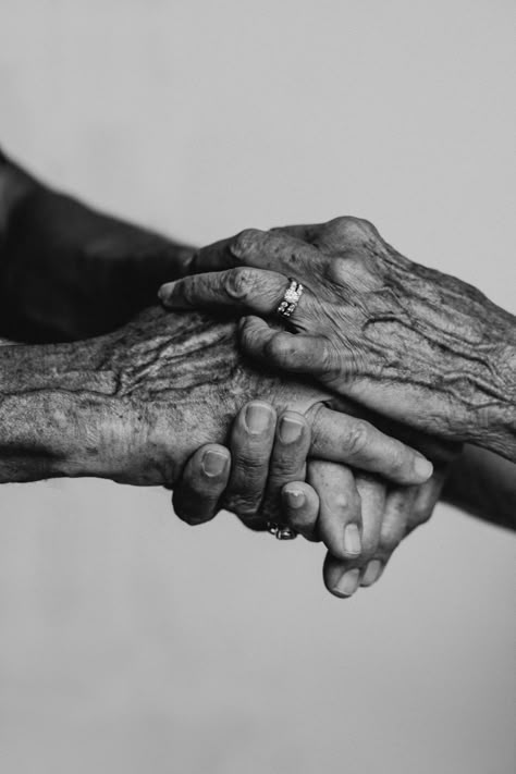 Photography Hand Poses, Old Hands Photography, Old Hands Holding, Growing Up Photography, Craftsmanship Photography, Photography Humans, Aging Photography, Wedding Grandparents, Old People Photography