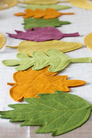 Felt Fall Leaves, Fall Leaves Table Runner, Fall Felt Crafts, Leaves Table Runner, Felt Craft Ideas, Fall Sewing Projects, Felt Coasters, Fall Sewing, Felt Crafts Diy