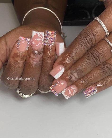 Winter Theme Nails Acrylic Short, Snowflake Nail Designs Winter Wonderland, Acrylic Nails With Snowflake, Sweater Nails Short, Short Sweater Nails, Short Square Christmas Nails, Rhinestone French Tip, Winter Nails Inspiration, Short French Tip Acrylic Nails