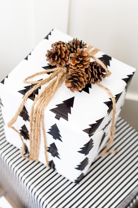 Wrapping Inspiration, Gift Wrapping Ideas, Gift Wrapping Inspiration, Gifts Wrapping Diy, Country Christmas Decorations, Creative Gift Wrapping, Cadeau Diy, A Present, Christmas Gift Baskets