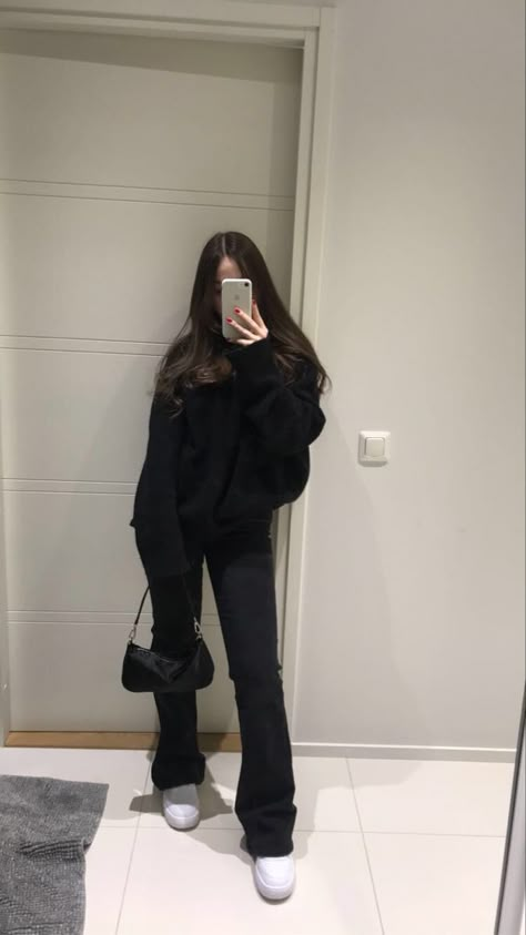 Black Outfit Korean Casual, All Black Hoodie Outfit, All Black Outfits Aesthetic, Flare Leggings Outfit Fall, Flare Leggings Outfit, Black Ootd, Leggings Outfit Ideas, Tomboy Femme, Casual College Outfits