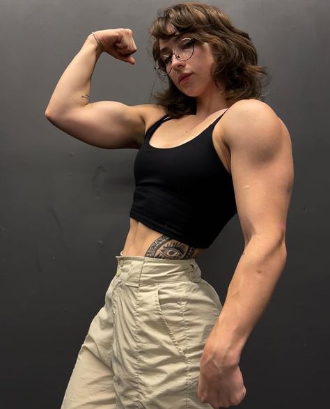 Lean Women Reference, The Lean Beef Patty, Women With Muscles Reference, Women Muscles Reference, Pretty Buff Women, How To Flex Muscle For Pictures, Muscle Flexing Poses, Woman Muscle Reference, Muscular Woman Flexing