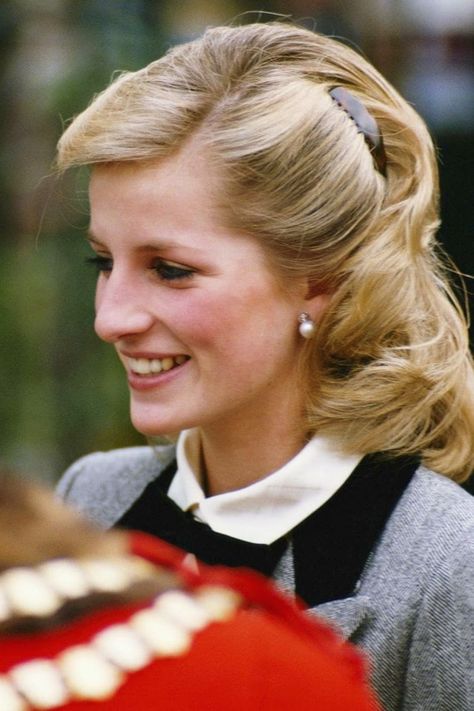 Diana Haircut, Princess Diana Hair, Harry Porter, Hair Evolution, Vogue Photo, Princess Diana Family, Diana Queen, Princes Diana, Diana Fashion