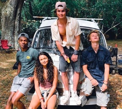 Johnathan Daviss, Madison Bailey, Chase Stokes and Rudy Pankow Outer Banks Vibes, Obx Vibes, Obx Aesthetic, Outer Banks Aesthetic, Neo Grunge, Les Pogues, Netflix Codes, Outer Banks Style, Outer Banks Cast