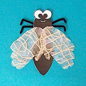 Hand print Fly. I think I would use wax paper for the wings and make it much easier to do. Insects Preschool, Bugs Preschool, Fly Craft, Mini Beasts, Insect Crafts, Insects Theme, Footprint Crafts, Bug Crafts, Footprint Art