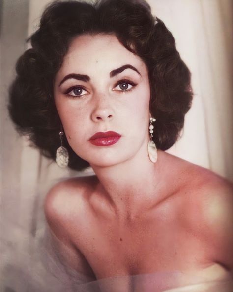 Elizabeth Taylor 50s, Elizabeth Taylor Portrait, Elizabeth Taylor 60s, Elizabeth Taylor Aesthetic, Elizabeth Taylor 1950s, Elizabeth Taylor Makeup, 60s Hair And Makeup, Young Elizabeth Taylor, Elizabeth Taylor Style