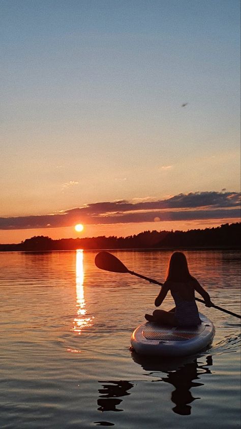 Paddle Board Photography, Vision Board Paddle Boarding, Standup Paddle Board Pictures, Sunset Paddle Boarding, Aesthetic Paddle Board, Paddle Boarding Sunset, Boating On Lake, Happy Vision Board Pictures Aesthetic, Outdoors Vision Board