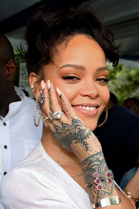 Rihanna makeup Rihanna Star Tattoo, Rhianna Tattoos, Hand Tattoos Pictures, Rihanna Hand Tattoo, Rihanna Tattoo, Henne Tattoo, Rihanna Makeup, Rihanna News, Tattoos Pictures