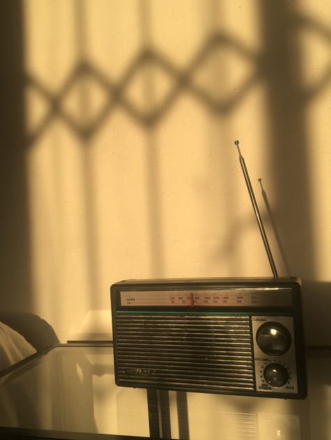 Just a cool classic radio captured in sunset. Raymond Aesthetic, Retro Radio Aesthetic, Old Radio Aesthetic, Vintage Radio Aesthetic, 70s Radio, 90s Radio, Radio Aesthetic, Radio Reference, Music Nostalgia