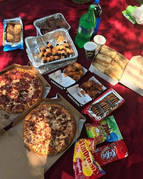 Romantic Picnic Food, Picnic Date Food, Sleepover Snacks, Vegan Junk Food, Sleepover Food, Cute Date Ideas, I'm Sick, Junk Food Snacks, Cute Date