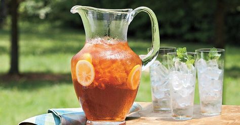 This Amazon Countertop Ice Maker Machine Is Made For Hostesses Who Wouldn’t Be Caught Serving Lukewarm Tea | Southern Living Summer Drink Cocktails, Sweet Tea Recipes, Classic Southern Recipes, Southern Cooking Recipes, Southern Sweet Tea, Sun Tea, Iced Tea Recipes, Summer Drink Recipes, Southern Food